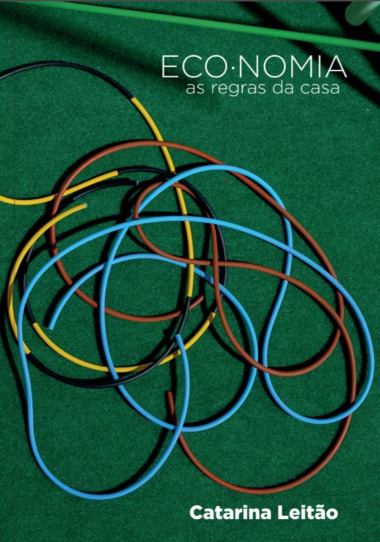 Capa do catálogo ECO·NOMIA: As Regras da Casa, com tubos coloridos enlaçados sobre relva sintética verde.