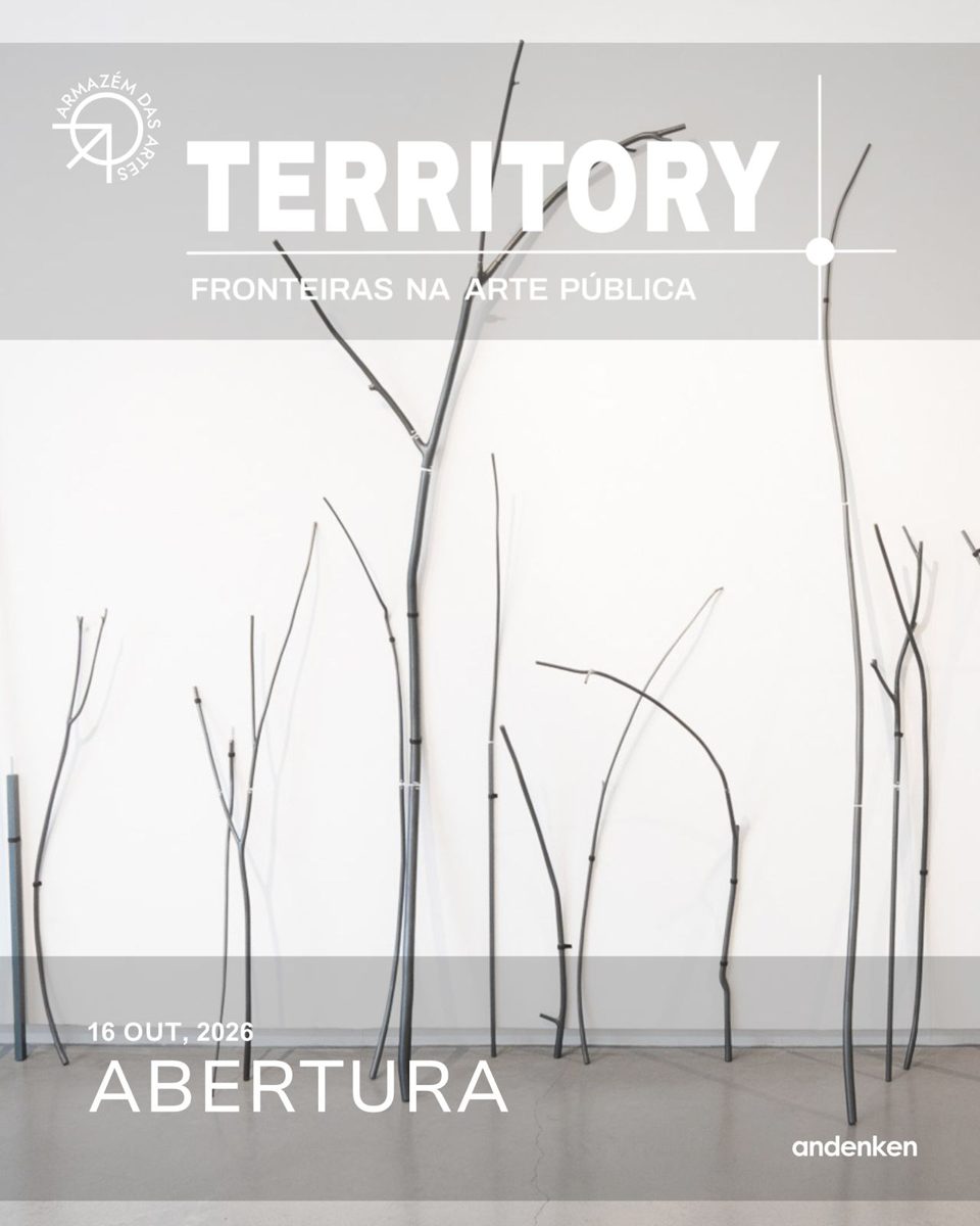 Cartaz da exposição TERRITORY: hastes finas de metal escuro, como ramos, erguidas junto a uma parede branca.