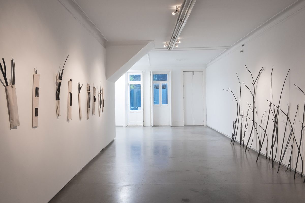 Dendrograma | Tree-kit, 2016, madeira, tubo de alumínio, tinta, velcro, tecido, dimensões variáveis. Vista na MCO Arte Contemporânea, Porto, 2016.