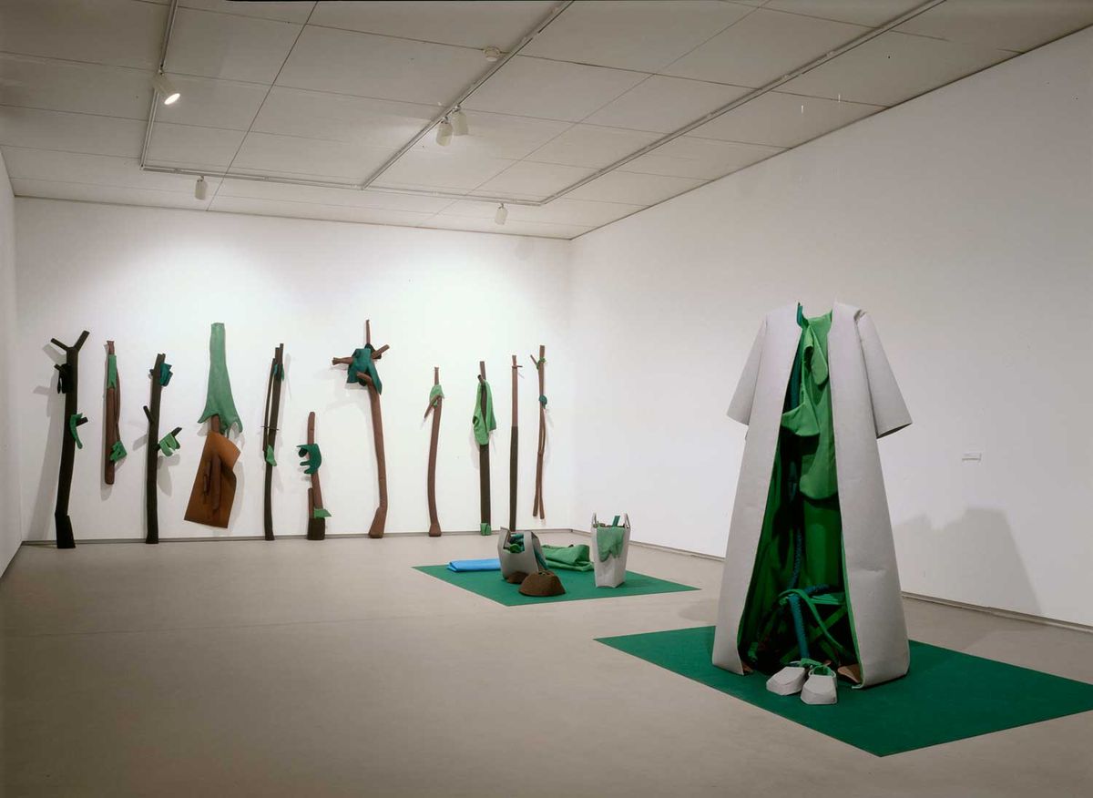 Vista da exposição Natureza Domesticada, CAM, Fundação Calouste Gulbenkian, Lisboa, 2002.