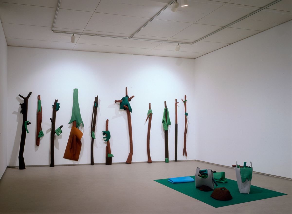 Vista da exposição Natureza Domesticada, CAM, Fundação Calouste Gulbenkian, Lisboa, 2002.