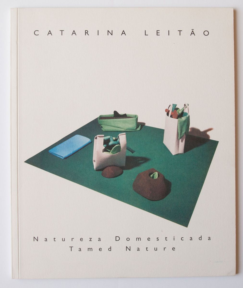 Catálogo da exposição, CAM, Fundação Calouste Gulbenkian, 2002.