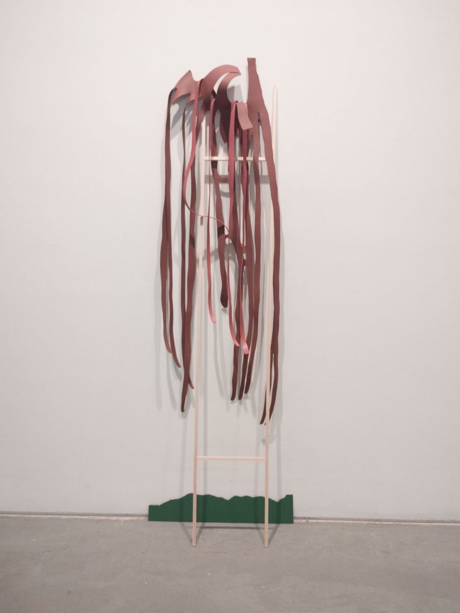 Naturfatura A, 2023, madeira, vinil, MDF e aerosol, 190x52x23,5 cm.