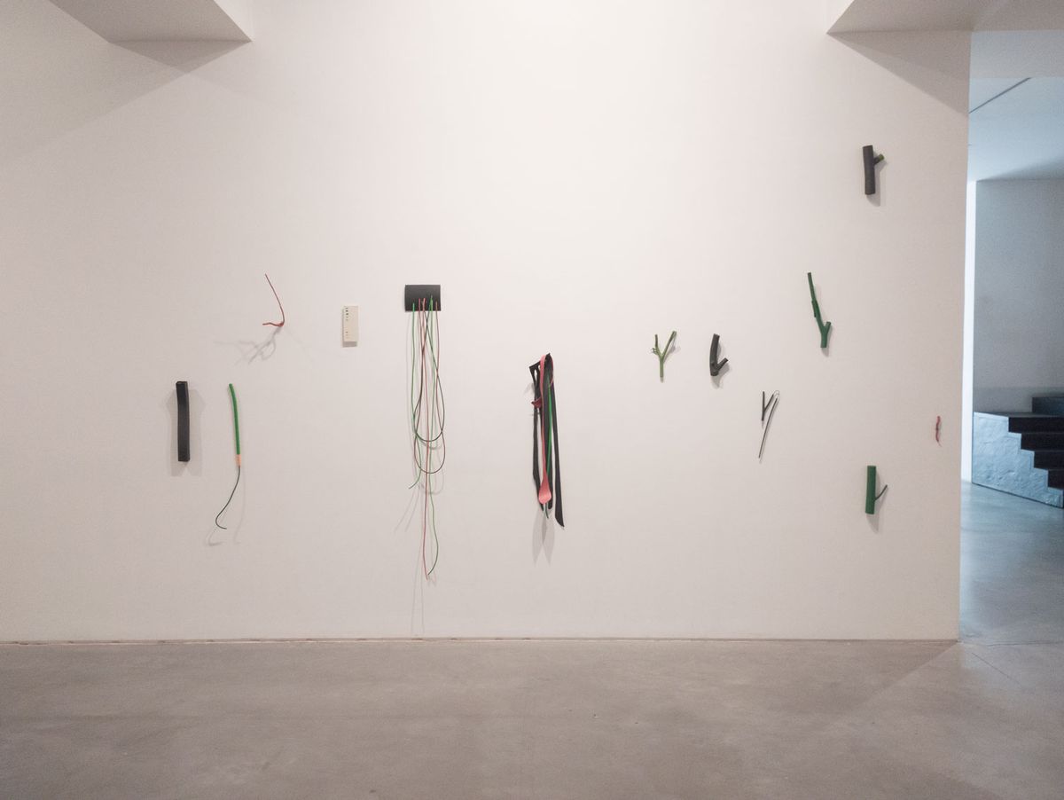 Naturfatura M, 2023, madeira, tecido, vinil, MDF, feltro, plástico, tinta acrílica e aerosol, dimensões variáveis.